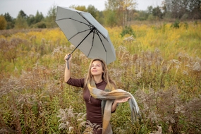 原野草丛撑伞的俄罗斯美女图片